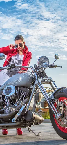 Harley Davidson Обои на телефон человек, стоящий рядом с мотоциклом