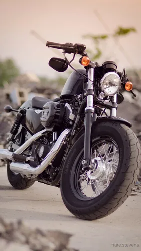 Harley Davidson Обои на телефон мотоцикл, припаркованный на дороге