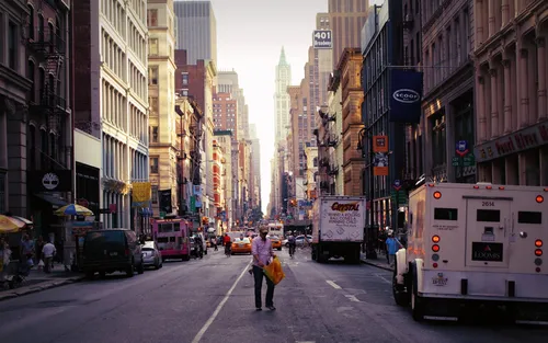 Hd Нью Йорк Обои на телефон человек, идущий по оживленной городской улице
