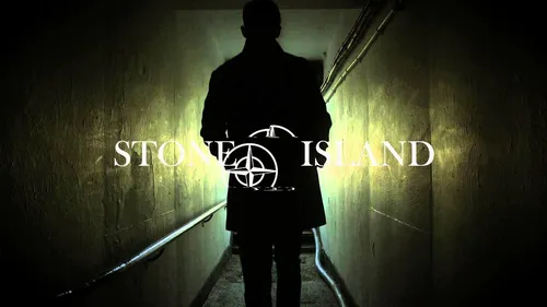 Stone Island Обои на телефон человек, стоящий в темном туннеле