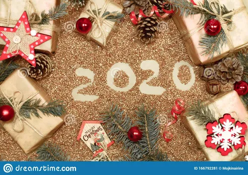 Новый Год 2020 Обои на телефон елка с украшениями и украшениями