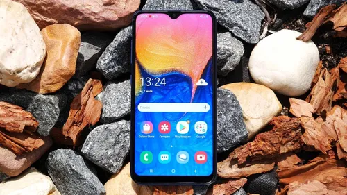 Самсунг А10 Обои на телефон мобильный телефон на куче камней