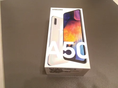 Самсунг А30 Обои на телефон бело-голубая коробка с логотипом