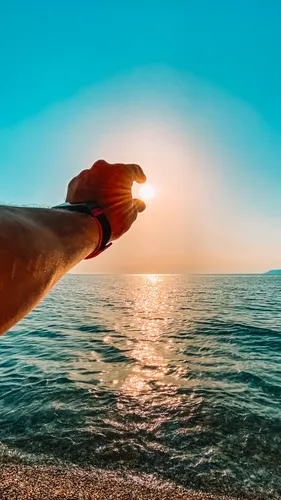 Солнце Обои на телефон рука человека в воде на фоне солнца
