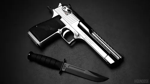 Оружие Обои на телефон черно-белая фотография пистолета и пули
