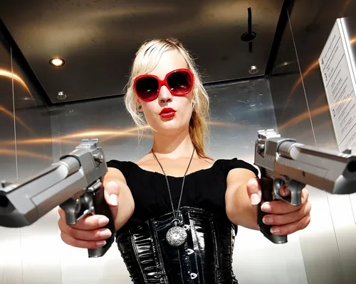 Оружие Обои на телефон женщина, держащая оружие