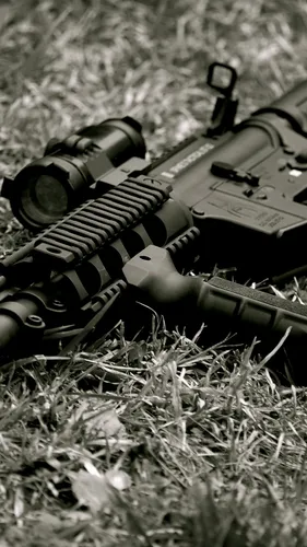 Оружие Обои на телефон пистолет, лежащий на траве