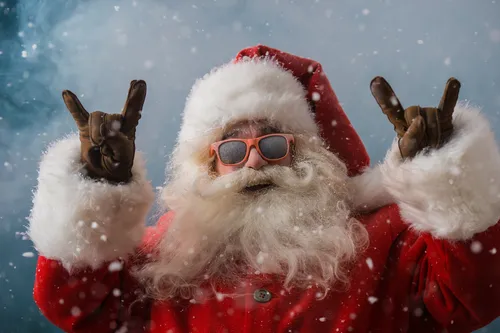 Прикольный Новогодние Обои на телефон человек в костюме санты и солнцезащитных очках с кроликом на плече