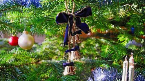 Прикольный Новогодние Обои на телефон дерево с украшениями