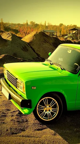 Автомобили Обои на телефон зеленый автомобиль, припаркованный на грунтовой дороге