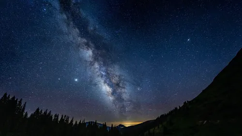 Млечный Путь Обои на телефон звездное ночное небо над горным хребтом