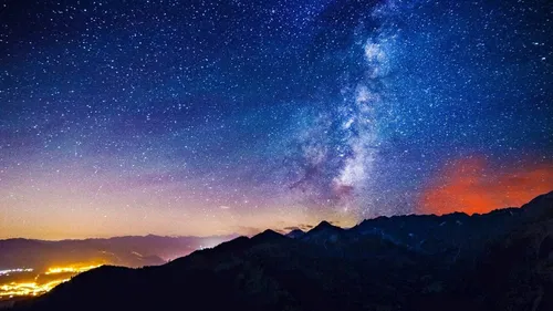 Млечный Путь Обои на телефон гора с ярким светом в небе над ней