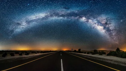 Млечный Путь Обои на телефон дорога со звездным небом над ней