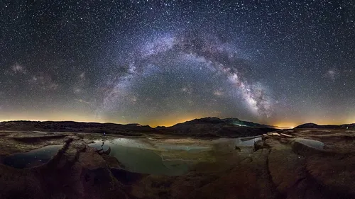 Млечный Путь Обои на телефон пейзаж с водоемом и горами на заднем плане