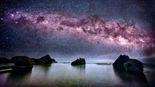 Млечный Путь Обои на телефон водоем со скалами и звездным небом над ним