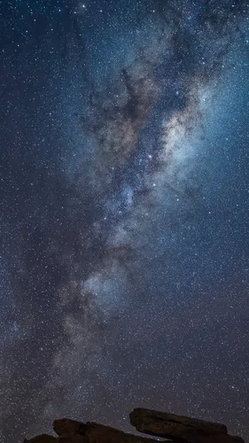 Млечный Путь Обои на телефон звездное ночное небо с горой и скалой