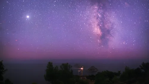 Млечный Путь Обои на телефон ночное небо со звездами, дом и деревьями