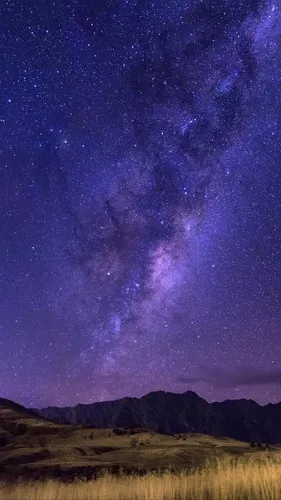 Млечный Путь Обои на телефон поле со звездным небом над ним