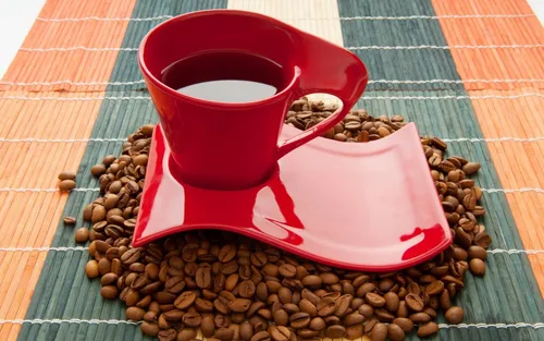Hd Кофе Обои на телефон чашка кофе на тарелке с кофейными зернами