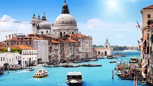 Венеция Обои на телефон водоем с лодками и зданиями вокруг него