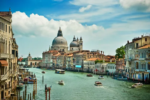 Венеция Обои на телефон река с лодками и зданиями вокруг нее