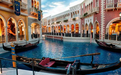 Венеция Обои на телефон канал с лодками на фоне венецианского Лас-Вегаса