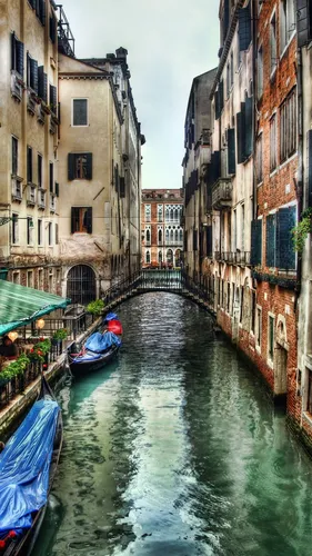 Венеция Обои на телефон лодка, плывущая по каналу