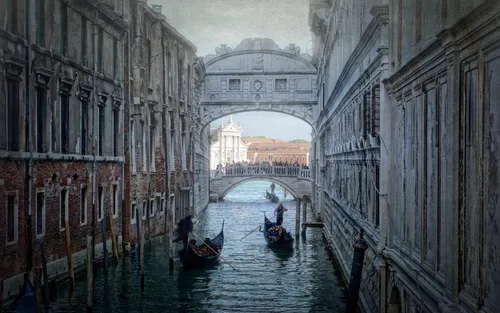 Венеция Обои на телефон канал с лодками и зданиями с мостом Вздохов на заднем плане