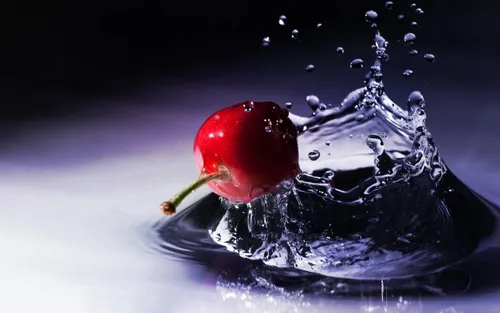 Вишня Обои на телефон красное яблоко, падающее в воду