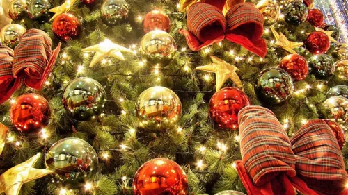 Новогодние Красивые Обои на телефон рождественская елка, украшенная украшениями и огнями, на фоне храма Венкатешвара, Тирумала