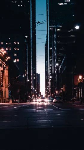 Ночь Город Обои на телефон улица с автомобилями и зданиями вокруг нее