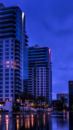 Ночь Город Обои на телефон здание с отражением неба в воде