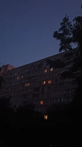 Ночь Город Обои на телефон здание с включенным светом ночью