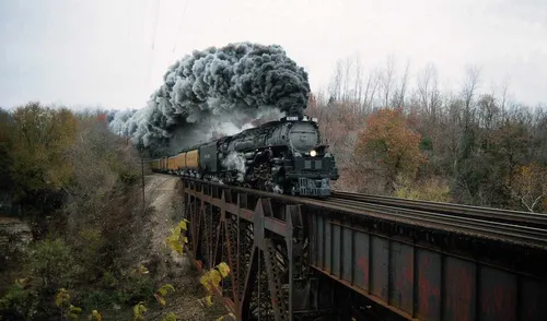 Паровоз Обои на телефон поезд на мосту с дымом, выходящим из него