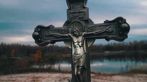 Православный Крест Обои на телефон статуя человека, держащего крест