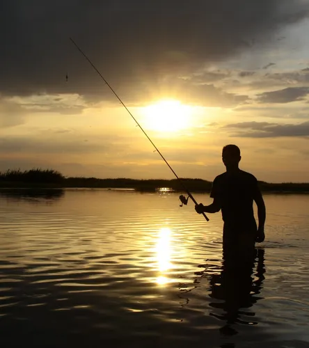 Рыбалка Обои на телефон мужчина рыбачит в озере
