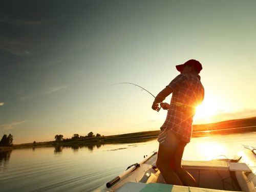 Рыбалка Обои на телефон человек, ловящий рыбу на лодке