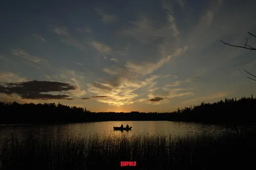 Рыбалка Обои на телефон человек в лодке на озере во время заката