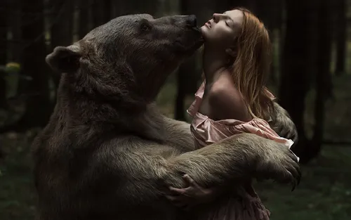 С Медведем Обои на телефон человек целует медведя
