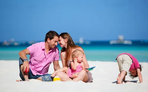 Семья Обои на телефон мужчина и женщина с ребенком на пляже