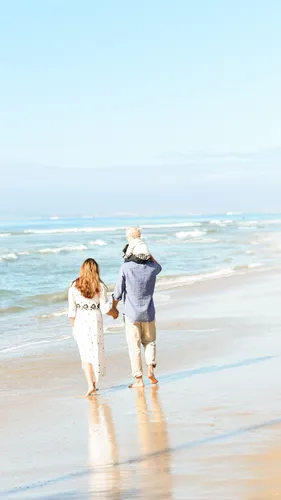 Семья Обои на телефон мужчина и женщина гуляют по пляжу