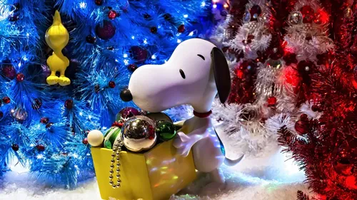 Новогоднии Обои на телефон игрушечная корова в желто-красной шляпе и желто-черном фоне в горошек