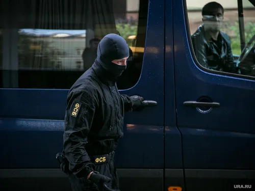 Омон Обои на телефон полицейский, стоящий перед синим автомобилем