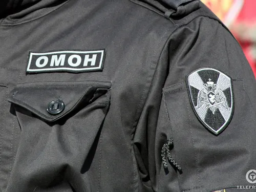 Омон Обои на телефон черная куртка с логотипом