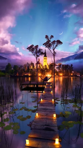 Природа Картинки Обои на телефон водоем с деревьями и зданиями на заднем плане
