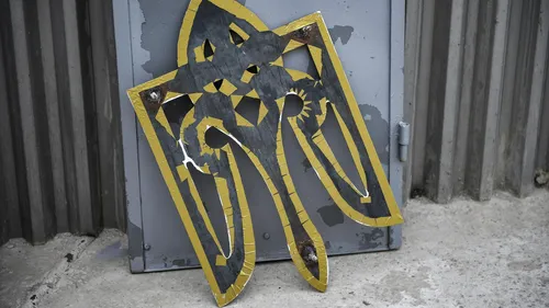 Разведка Обои на телефон желто-черное граффити на металлической двери