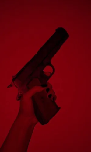 Темно Красные Обои на телефон рука, держащая пистолет
