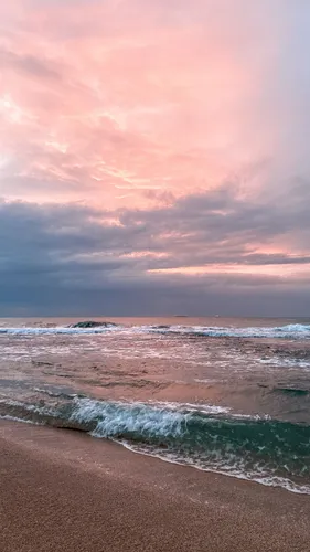 Закат Обои на телефон пляж с волнами и розово-фиолетовым небом