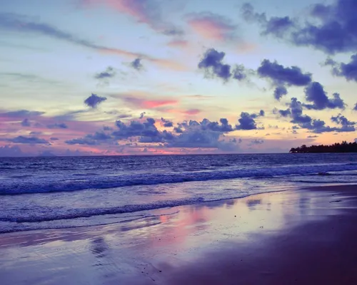 Закат Обои на телефон пляж с водоемом и облаками в небе