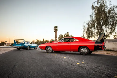 Dodge Charger 1969 Обои на телефон красный автомобиль с синим автомобилем позади